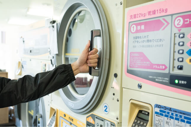自分の洗濯物を洗っている写真